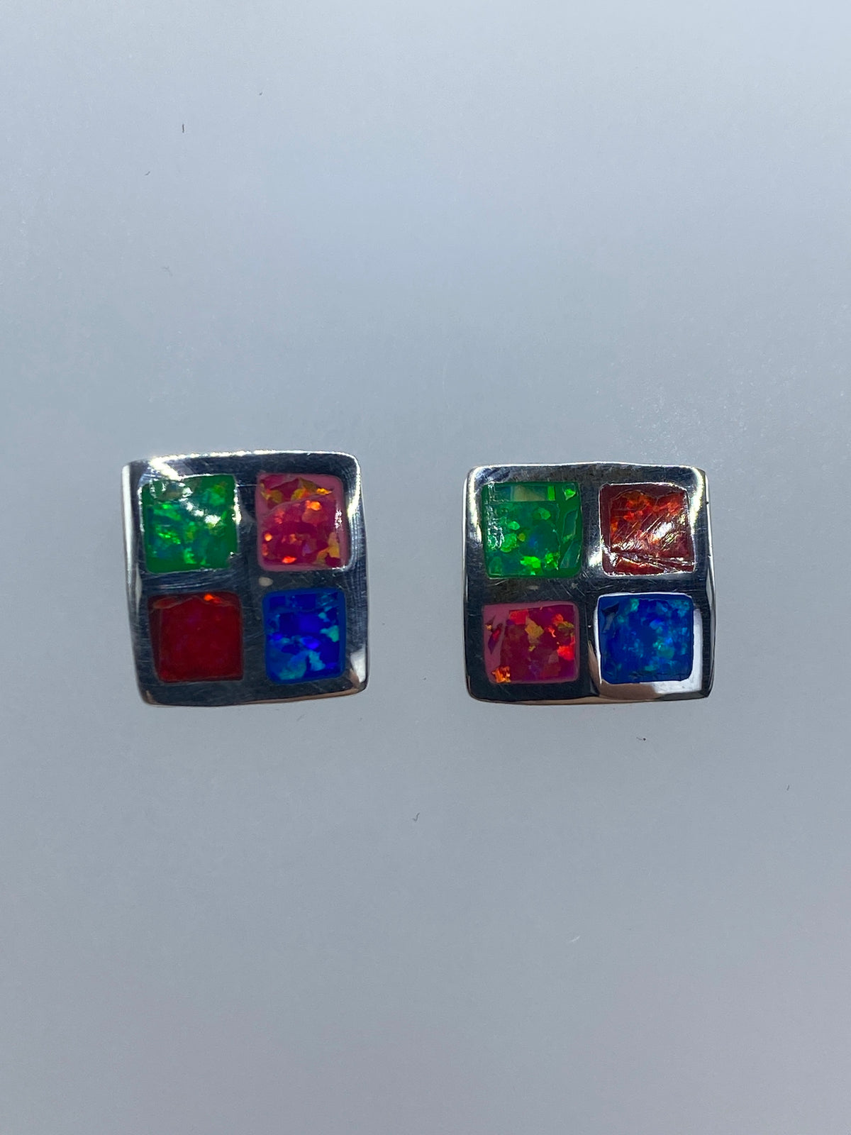 Aretes de plata con ópalo de fuego multicolor en tono rojo, naranja, verde y azul