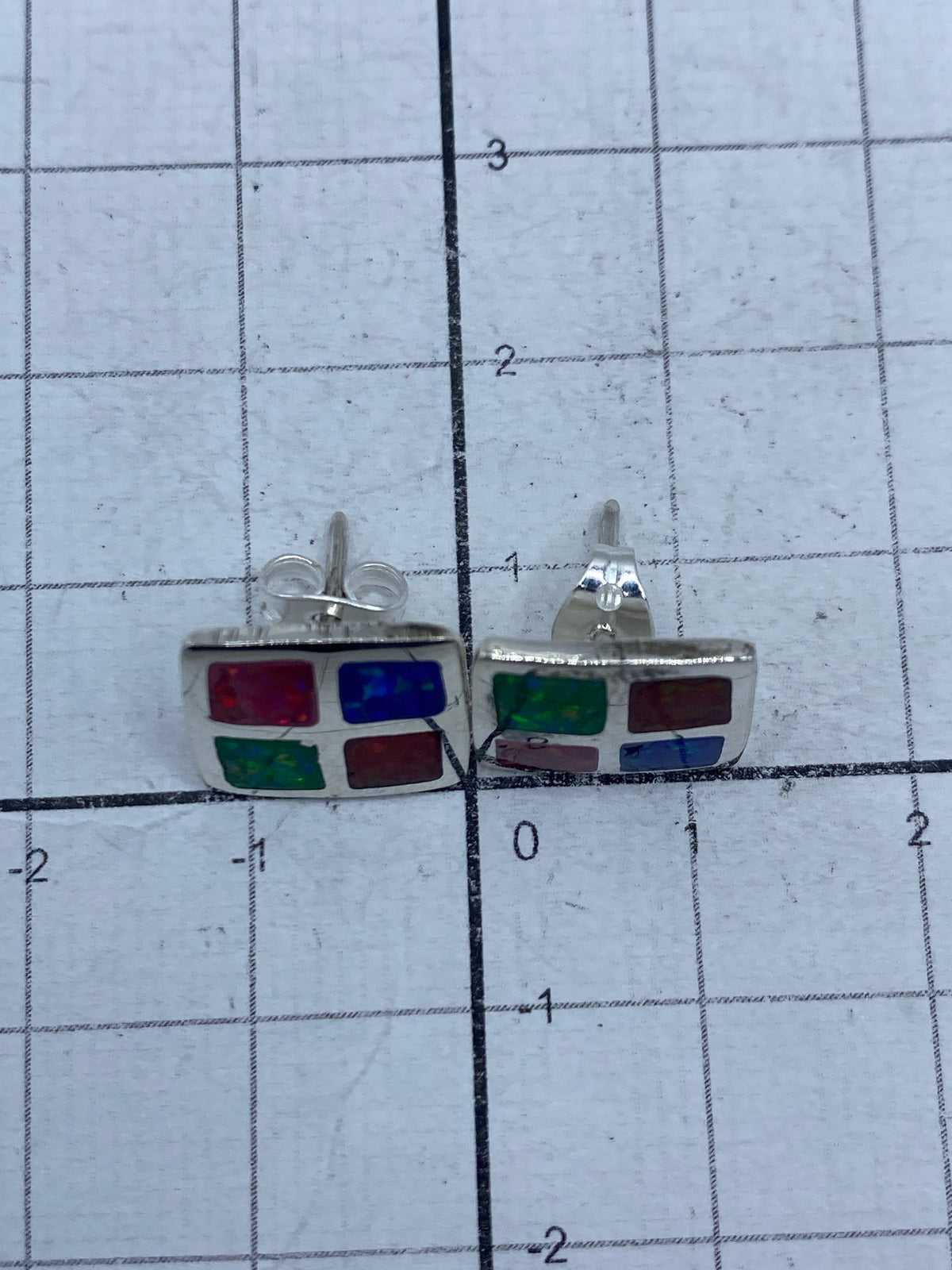 Aretes vistos desde arriba en contraste con fondo gris, ópalo con destellos