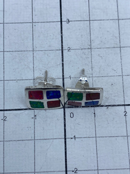 Aretes vistos desde arriba en contraste con fondo gris, ópalo con destellos