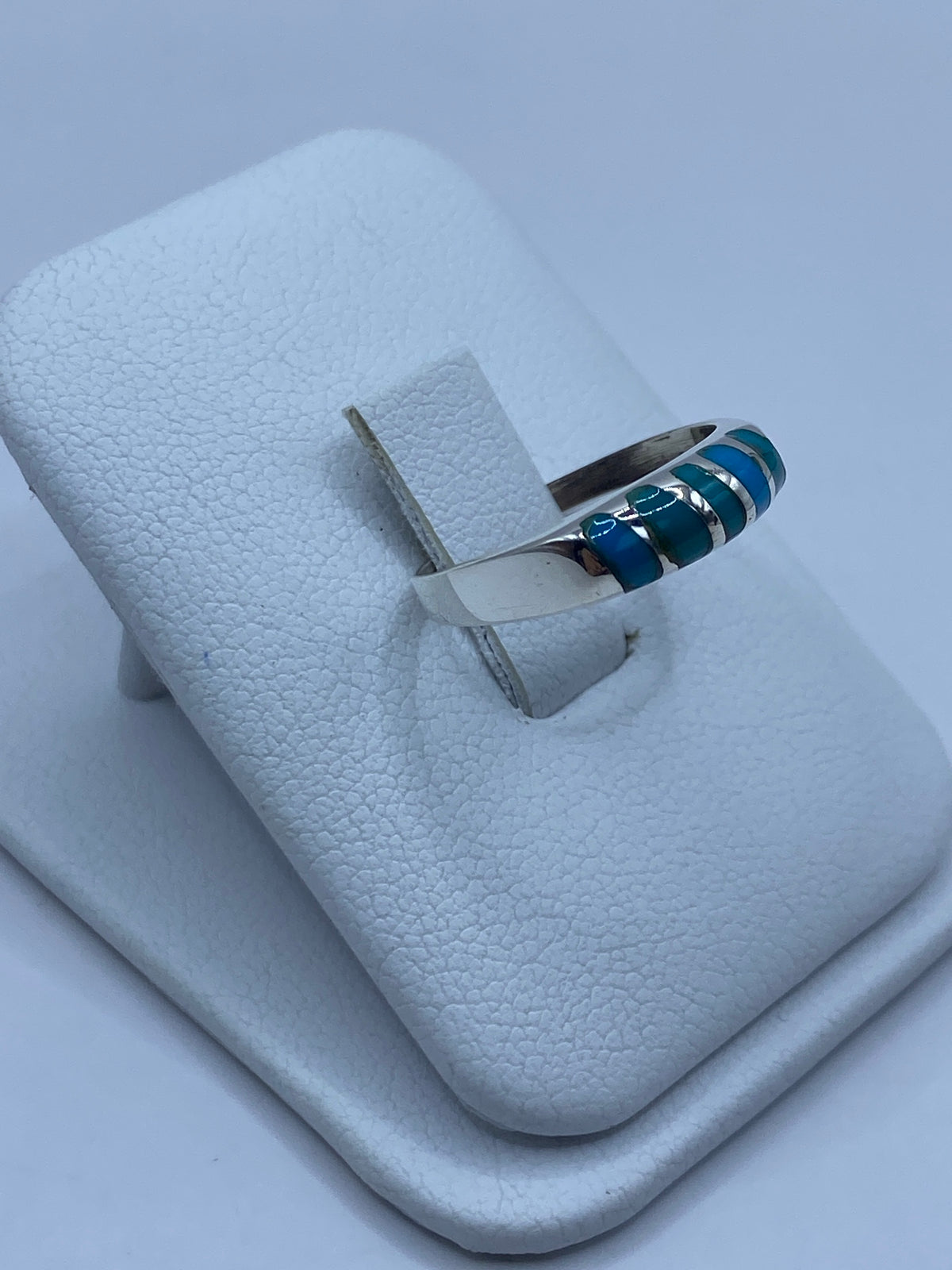 Anillo de turquesa en talla 5, vista lateral mostrando el engaste a mano