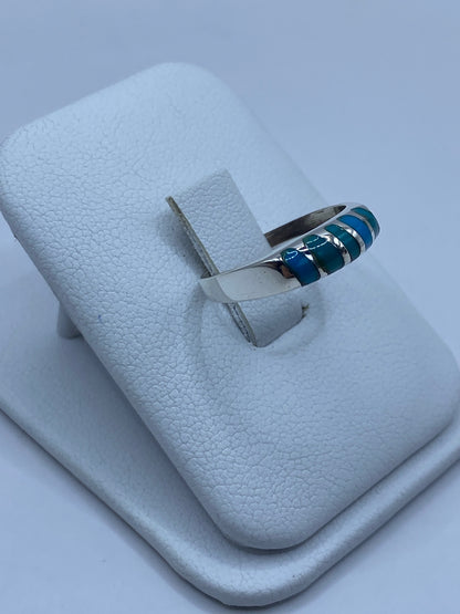 Anillo de turquesa en talla 5, vista lateral mostrando el engaste a mano