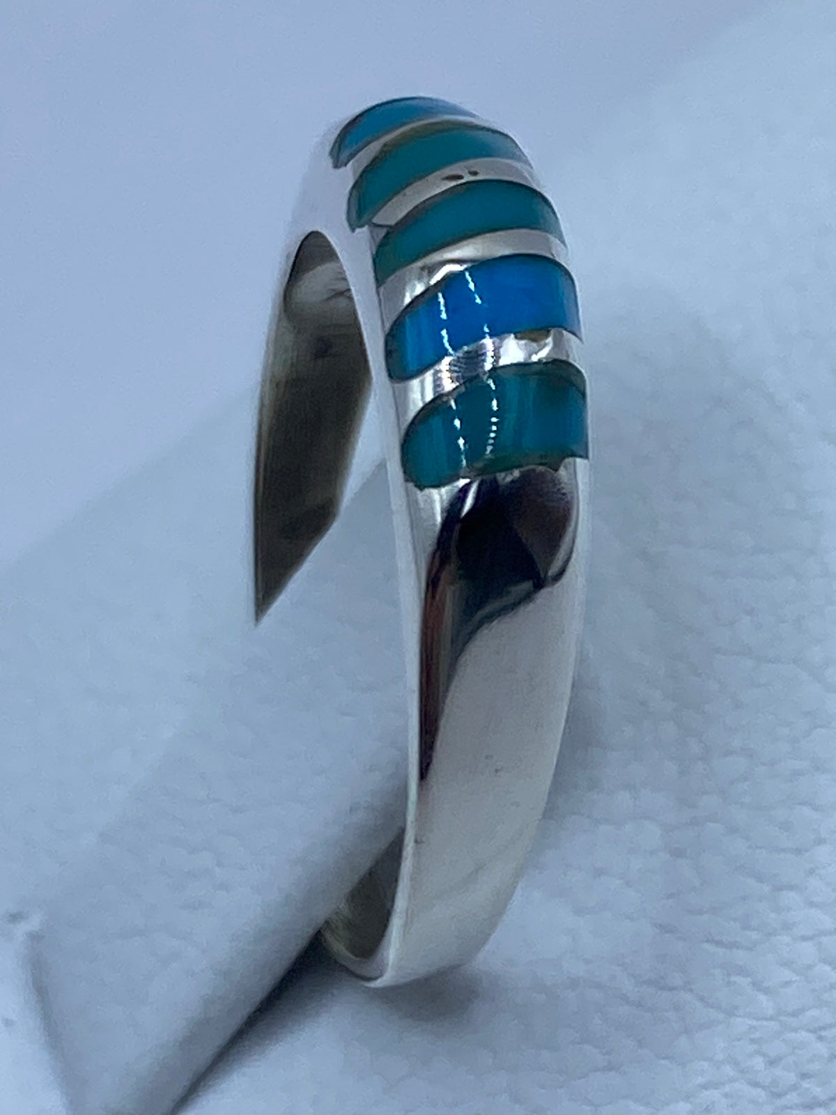 Detalle del engaste de turquesa azul cielo en plata pura