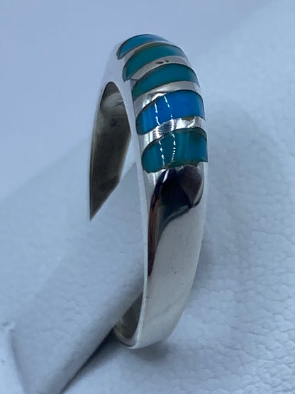 Detalle del engaste de turquesa azul cielo en plata pura