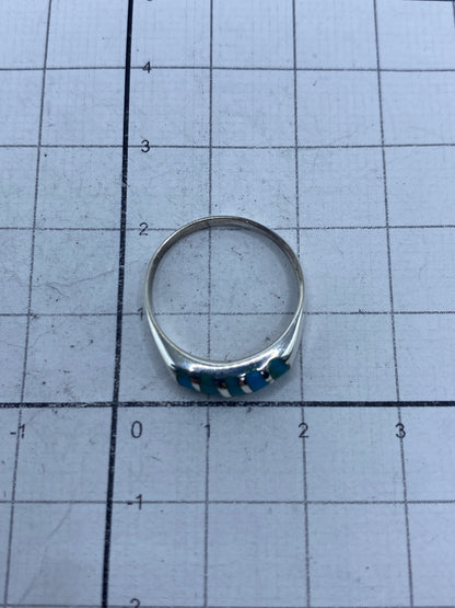 Anillo sobre fondo blanco con marca de peso 2.3 gramos