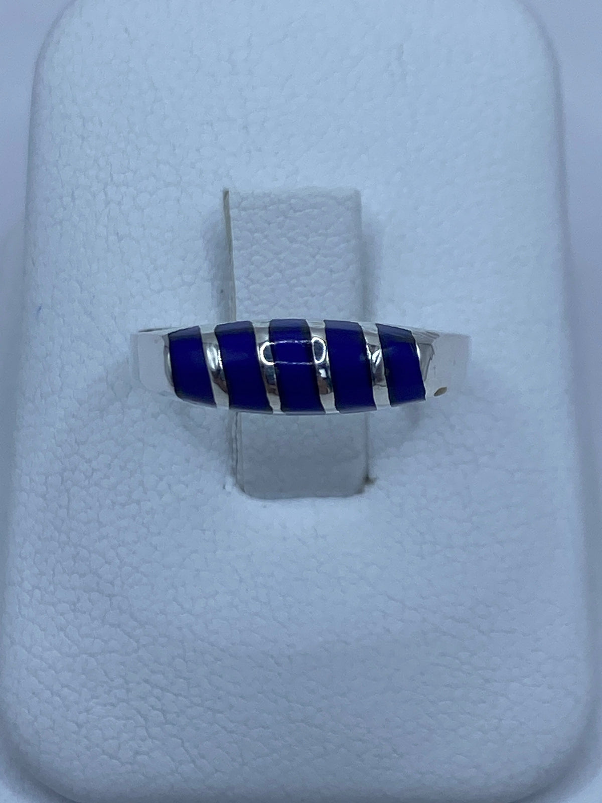 Anillo de plata 925 con lapislázuli azul profundo engastado a mano