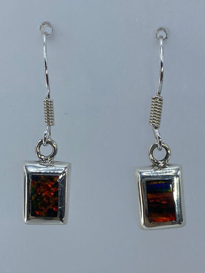 Aretes de plata con ópalo de fuego multicolor, vista frontal de los dos pendientes