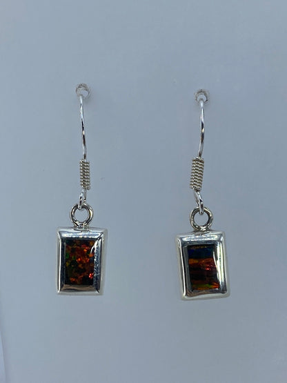 Detalle cercano del engaste de ópalo multicolor en plata 925