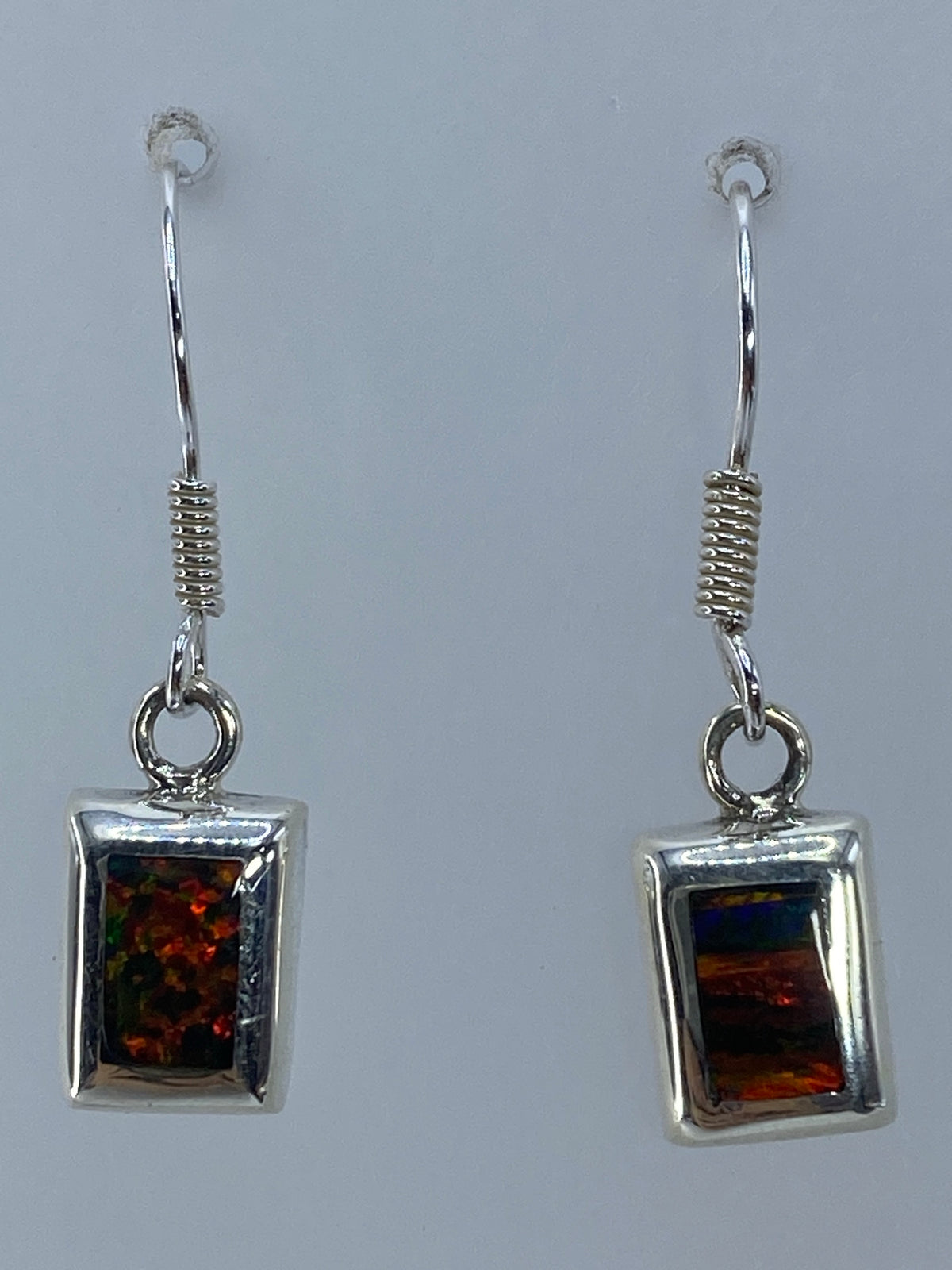 Aretes sobre regla mostrando largo de 3 cm