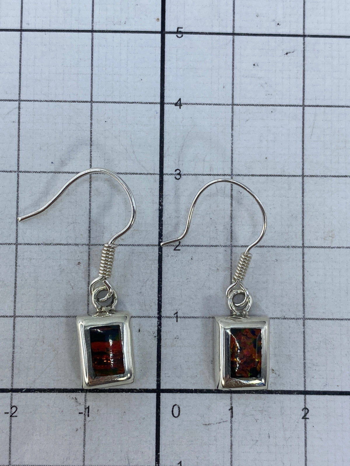 Aretes en plata con ganchos franceses, mostrando el Quinto 925