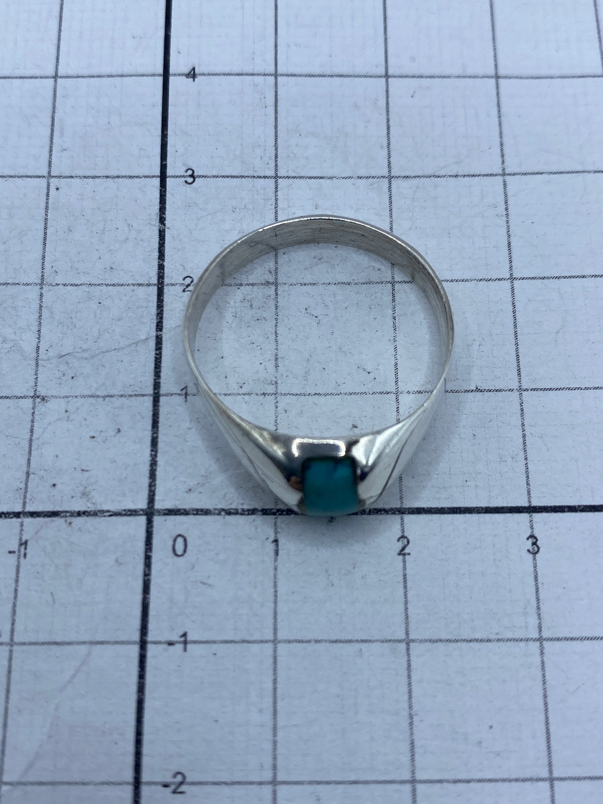 Anillo sobre escala mostrando peso de 4.8 gramos