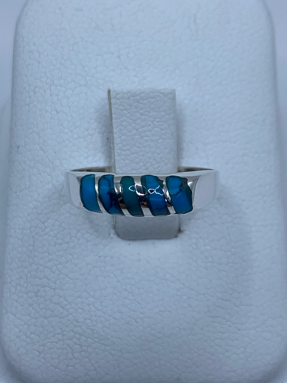 Anillo de plata 925 con turquesas azul cielo engastadas, visto de frente sobre fondo blanco