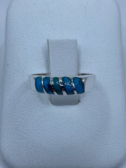 Anillo de plata 925 con turquesas azul cielo engastadas, visto de frente sobre fondo blanco