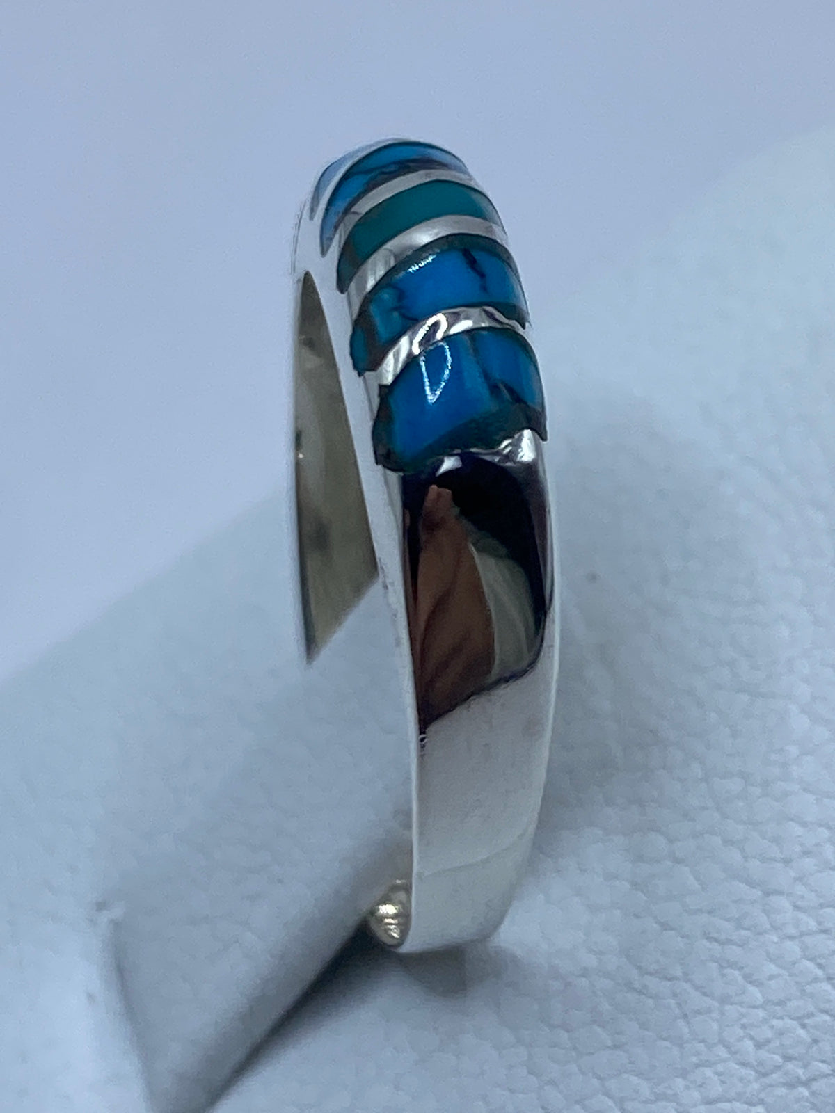 Anillo de turquesa azul cielo en la mano, mostrando tamaño real y brillo de las piedras