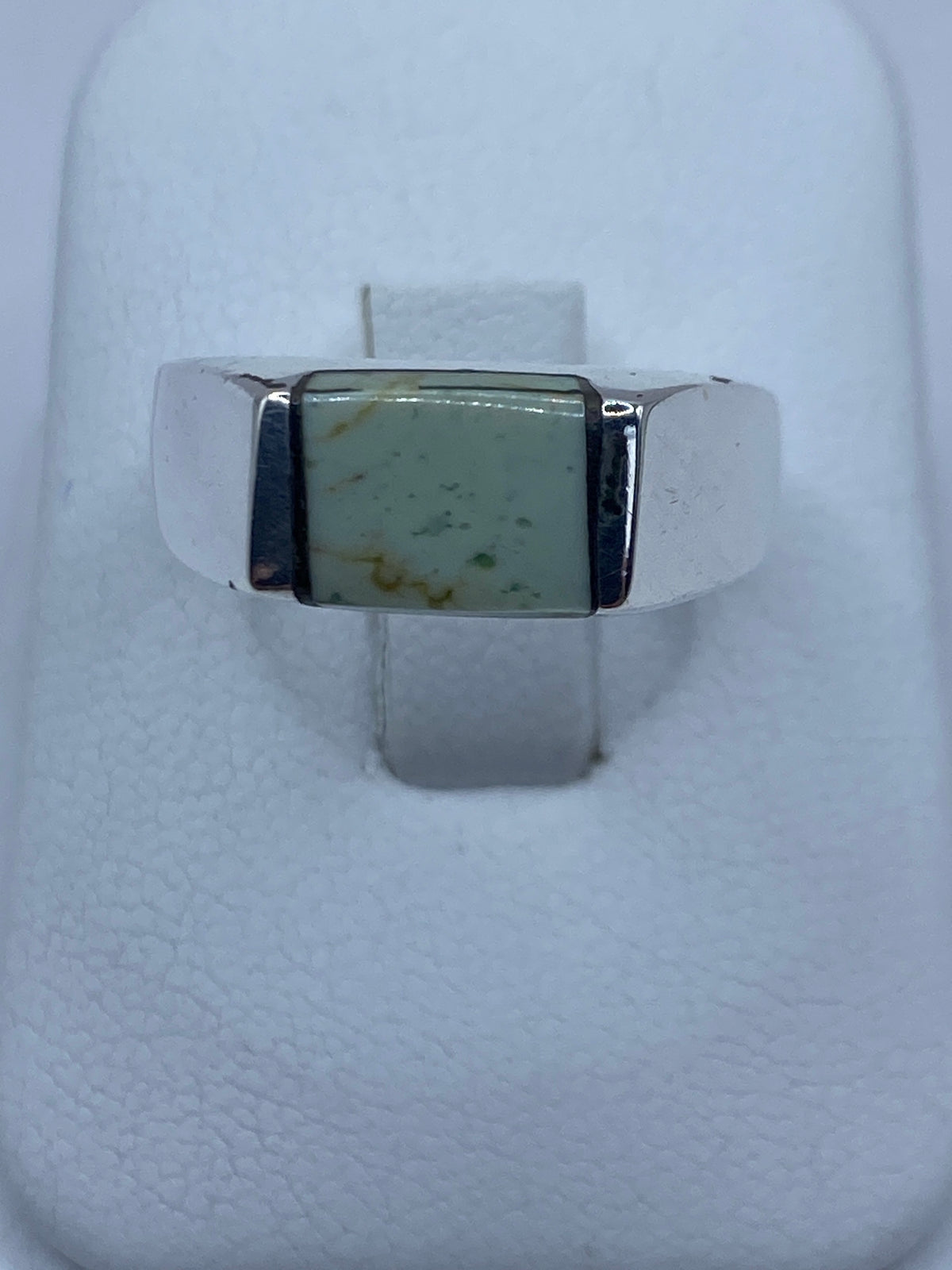 Anillo de plata 925 con turquesa engastada, vista frontal sobre fondo blanco