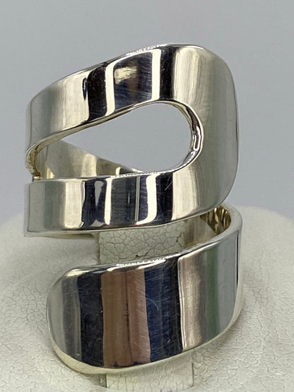Anillo de plata calado ajustable con diseño geométrico en la mano