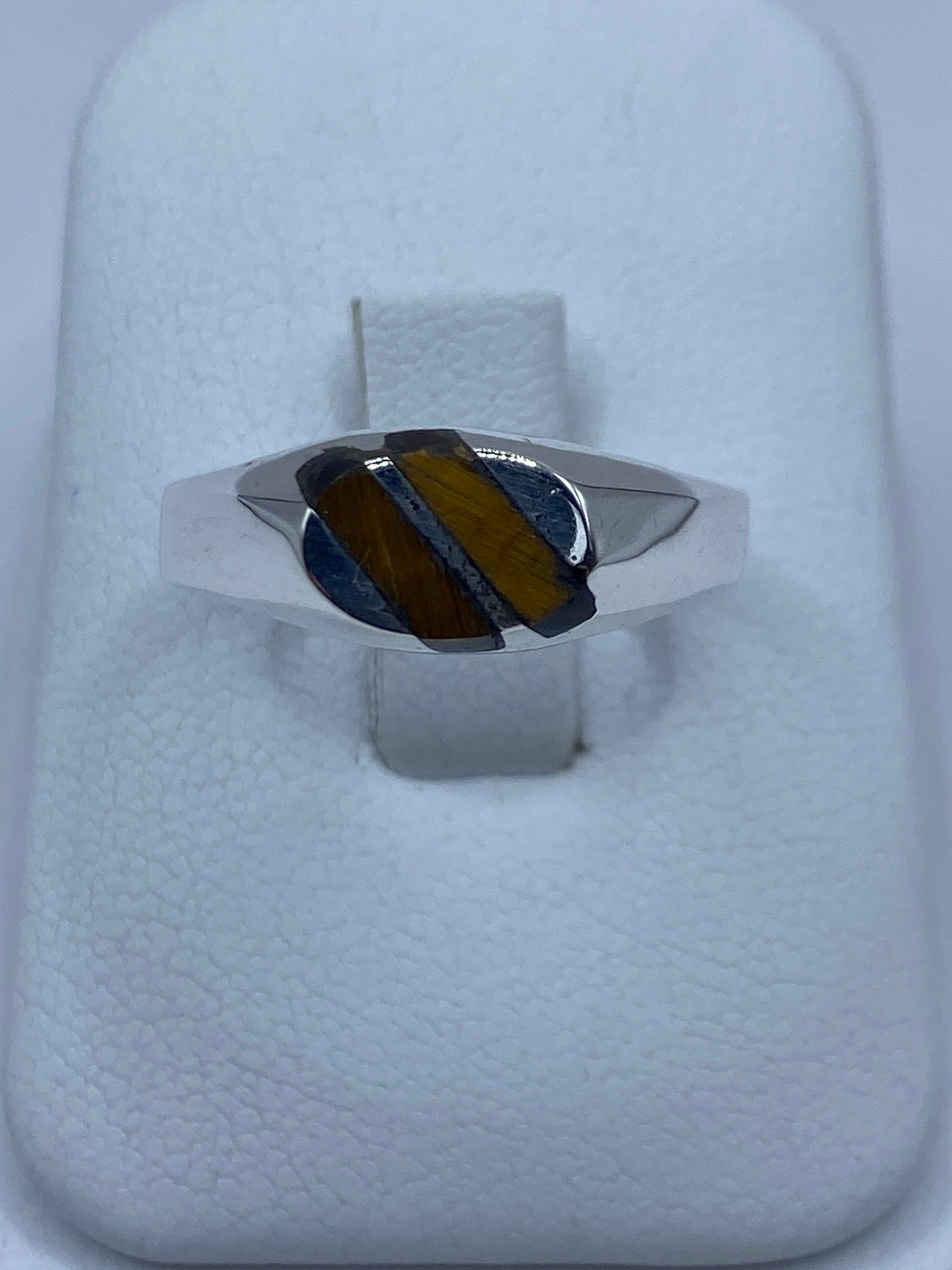 Anillo de plata 925 con ojo de tigre café en vista frontal, mostrando el engaste a mano