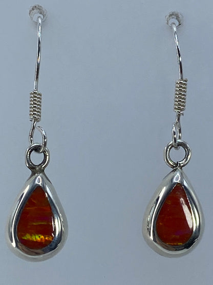 Aretes sobre regla mostrando largo de 3 cm