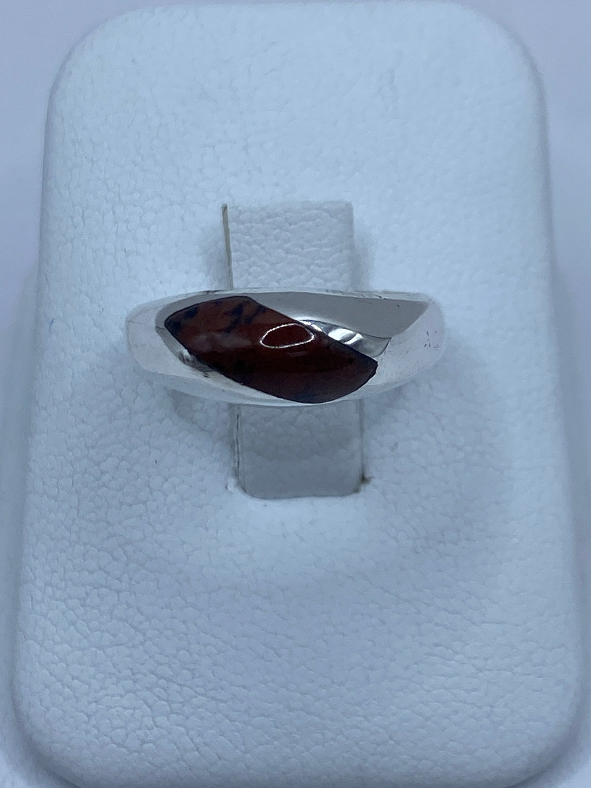 Anillo de plata con piedra cafe engastada, visto en montura de plata 925