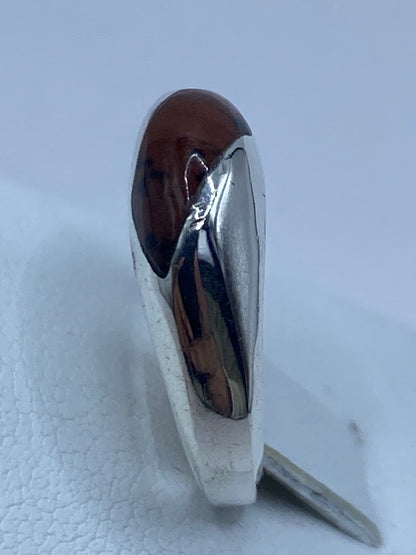 Anillo solitario en plata brillante, mostrando la banda pulida y limpia