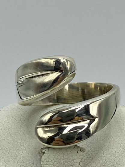 Anillo de plata 925 con cartoneado en volumen 3D, visto desde arriba sobre fondo gris