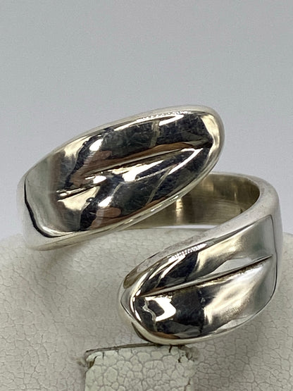 Detalle lateral del anillo cartoneado mostrando las facetas de volumen y reflexión de luz