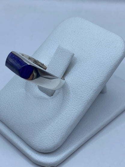 Anillo en talla 8 mostrando el engaste limpio de la piedra morada