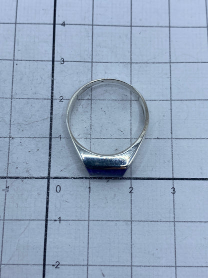 Anillo puesto en mano, piedra morada brillando