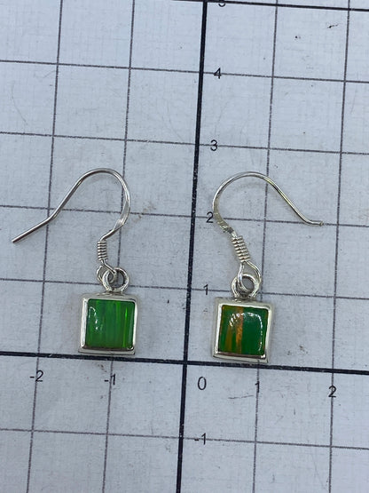 Medida de los aretes en escala — 2.7 cm de largo — sobre fondo blanco
