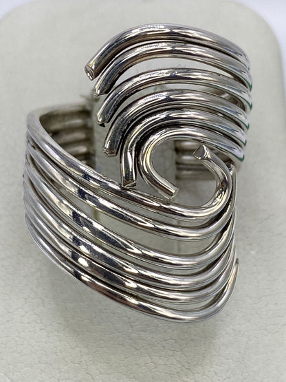 Detalle frontal del anillo de calado de Taxco en plata 925, con vista de los espacios cortados