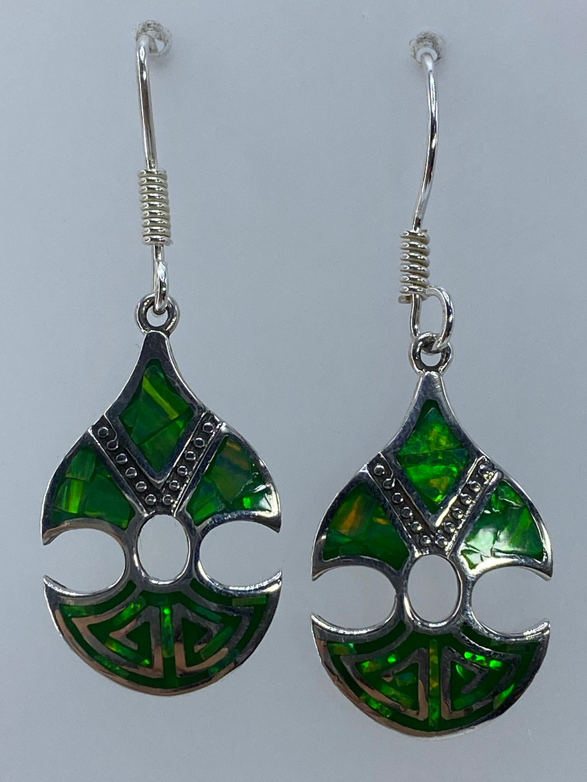 Par de aretes prehispánicos de plata 950 con ópalo de fuego verde olivo, diseño con alas y círculos