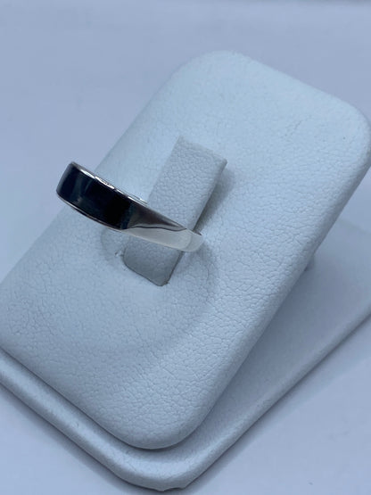 Anillo de plata pulida mostrando el acabado brillante de espejo