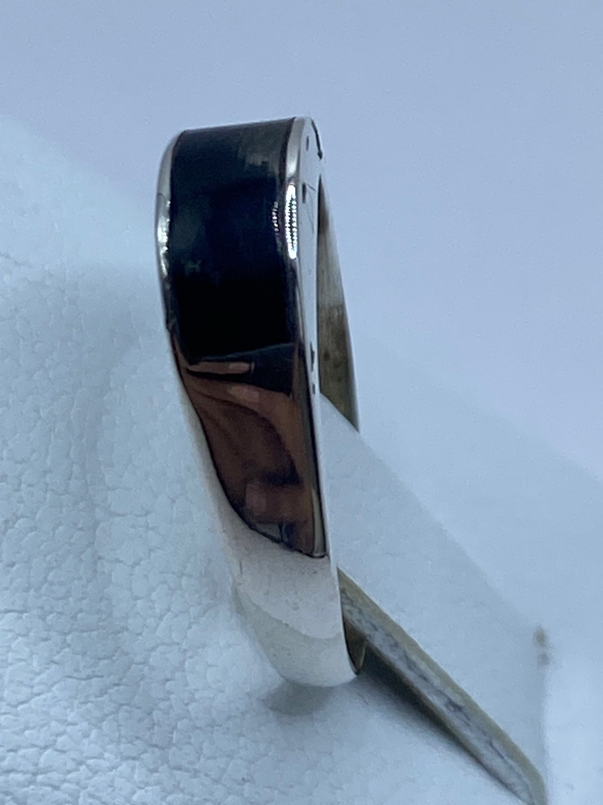 Vista lateral del anillo minimalista en talla 7
