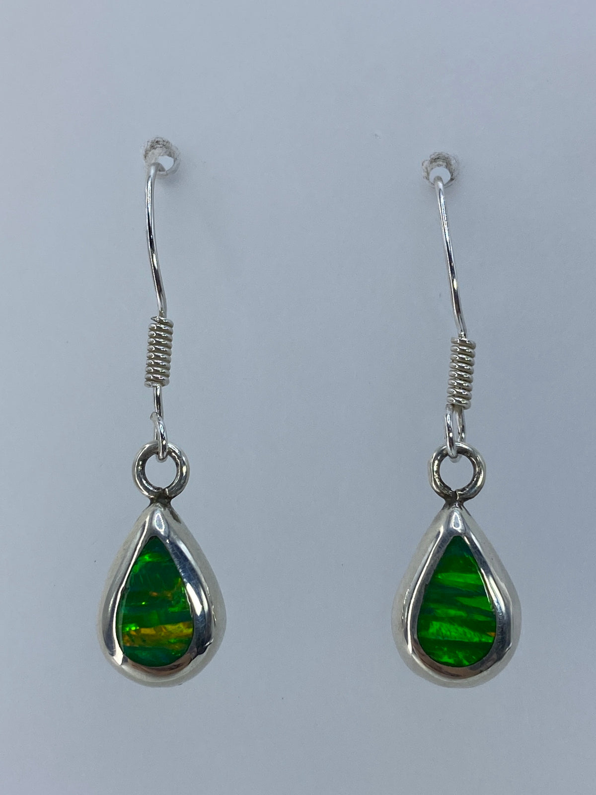 Par de aretes de plata 925 con ópalo de fuego verde limón en forma de gota
