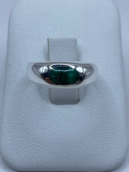 Anillo de plata 925 con malaquita verde engastada, vista frontal sobre fondo blanco