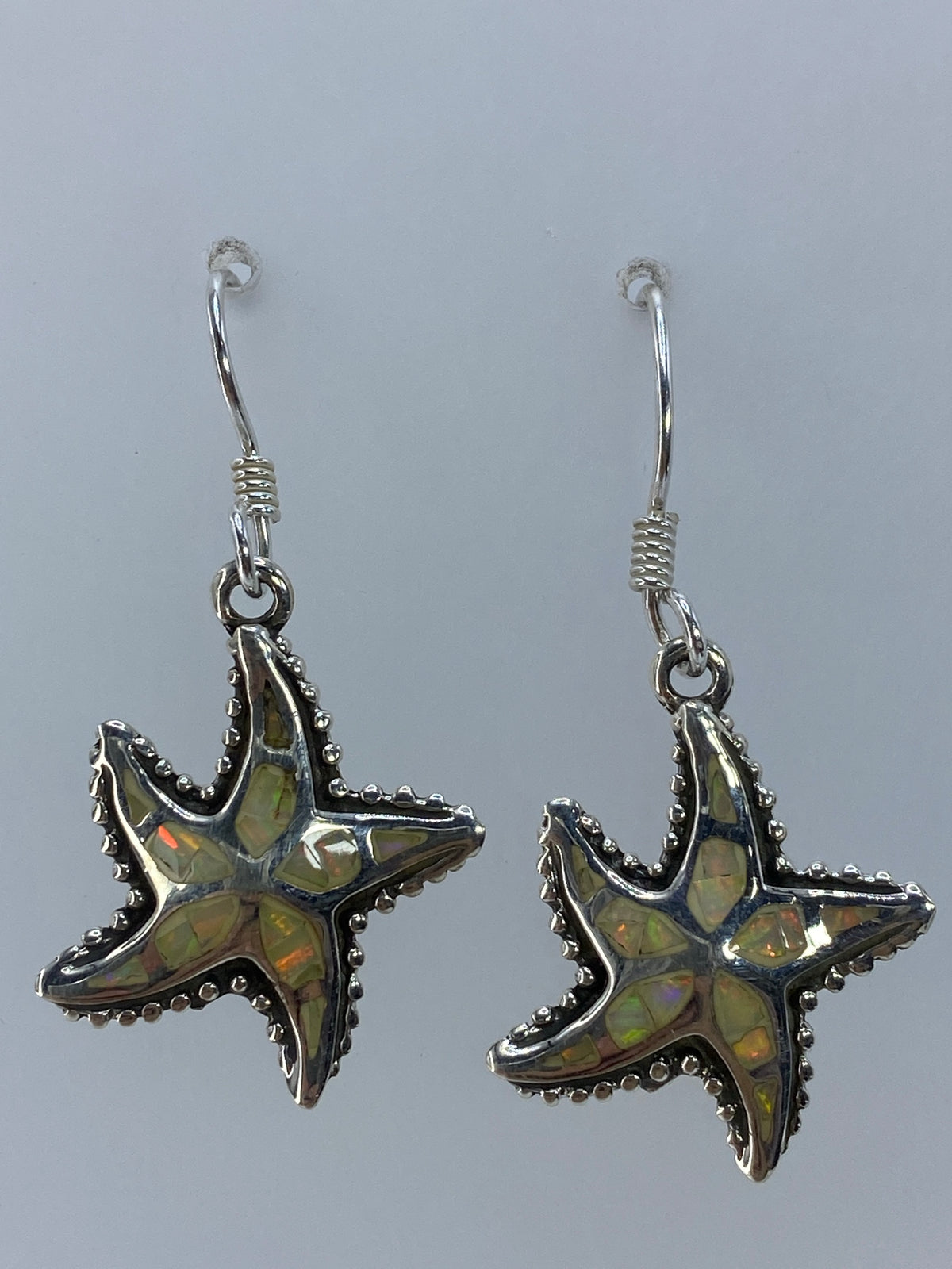 Par de aretes de plata 950 con estrella marina y ópalo de fuego multicolor (rojo, naranja, verde, azul)