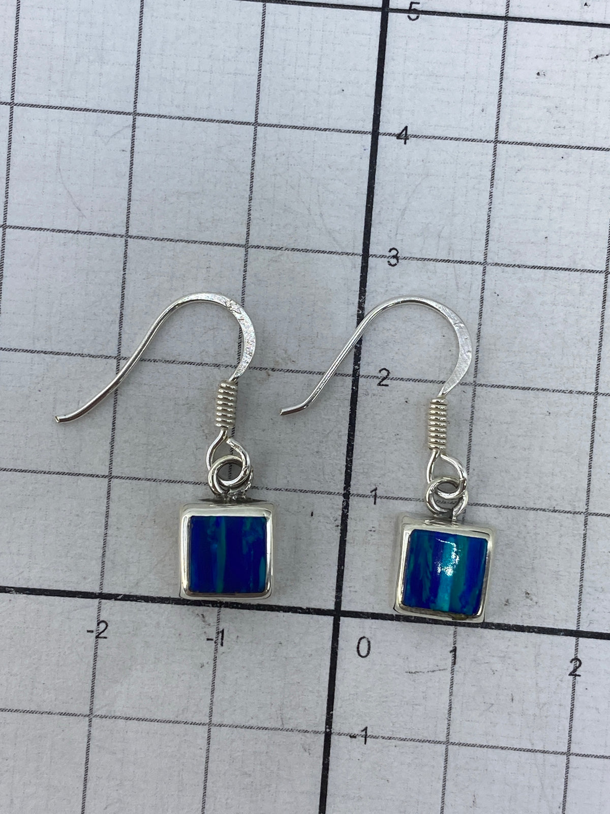 Reverso de los aretes mostrando el Quinto 925 en la plata