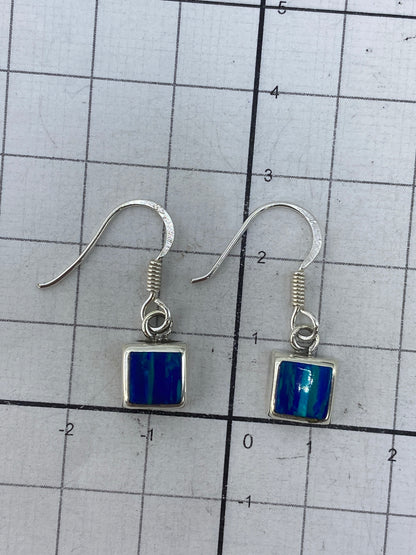 Reverso de los aretes mostrando el Quinto 925 en la plata