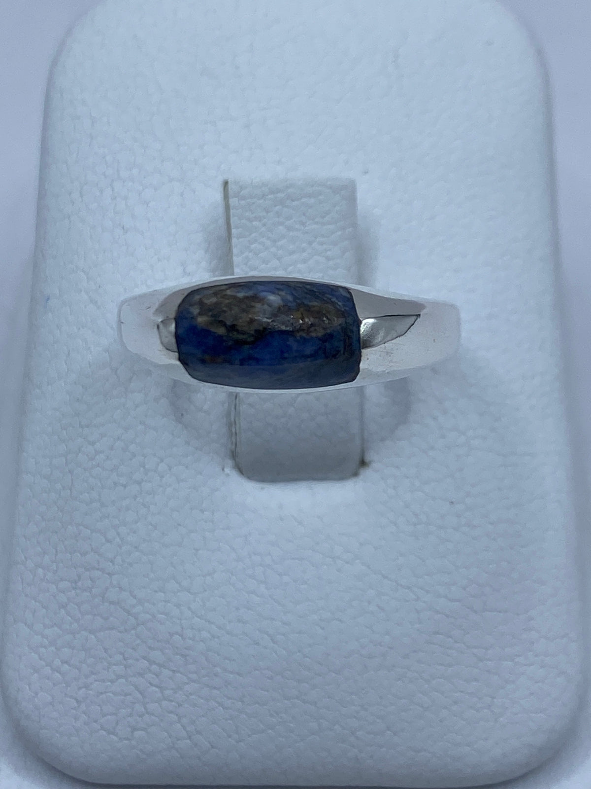 Anillo de plata 925 con lapislázuli azul profundo engastado, talla 8, sobre estuche blanco