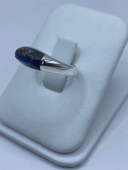 Detalle del lapislázuli azul natural con vetas doradas de pirita en el anillo de plata
