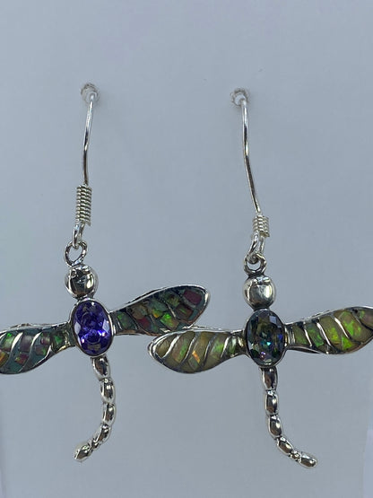Par de aretes libélula de plata con ópalo de fuego multicolor y circonia morada en vista frontal
