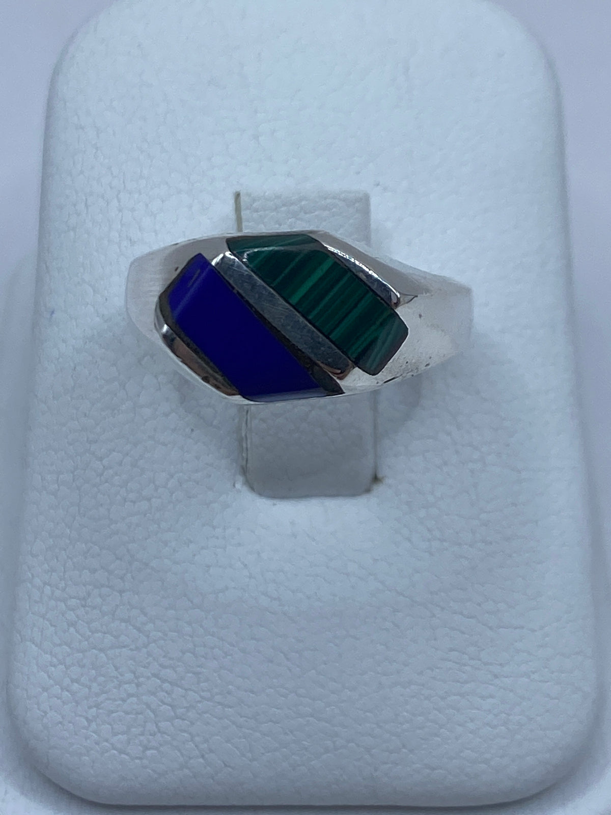 Anillo de plata 925 con malaquita verde en compartimientos geométricos, vista frontal