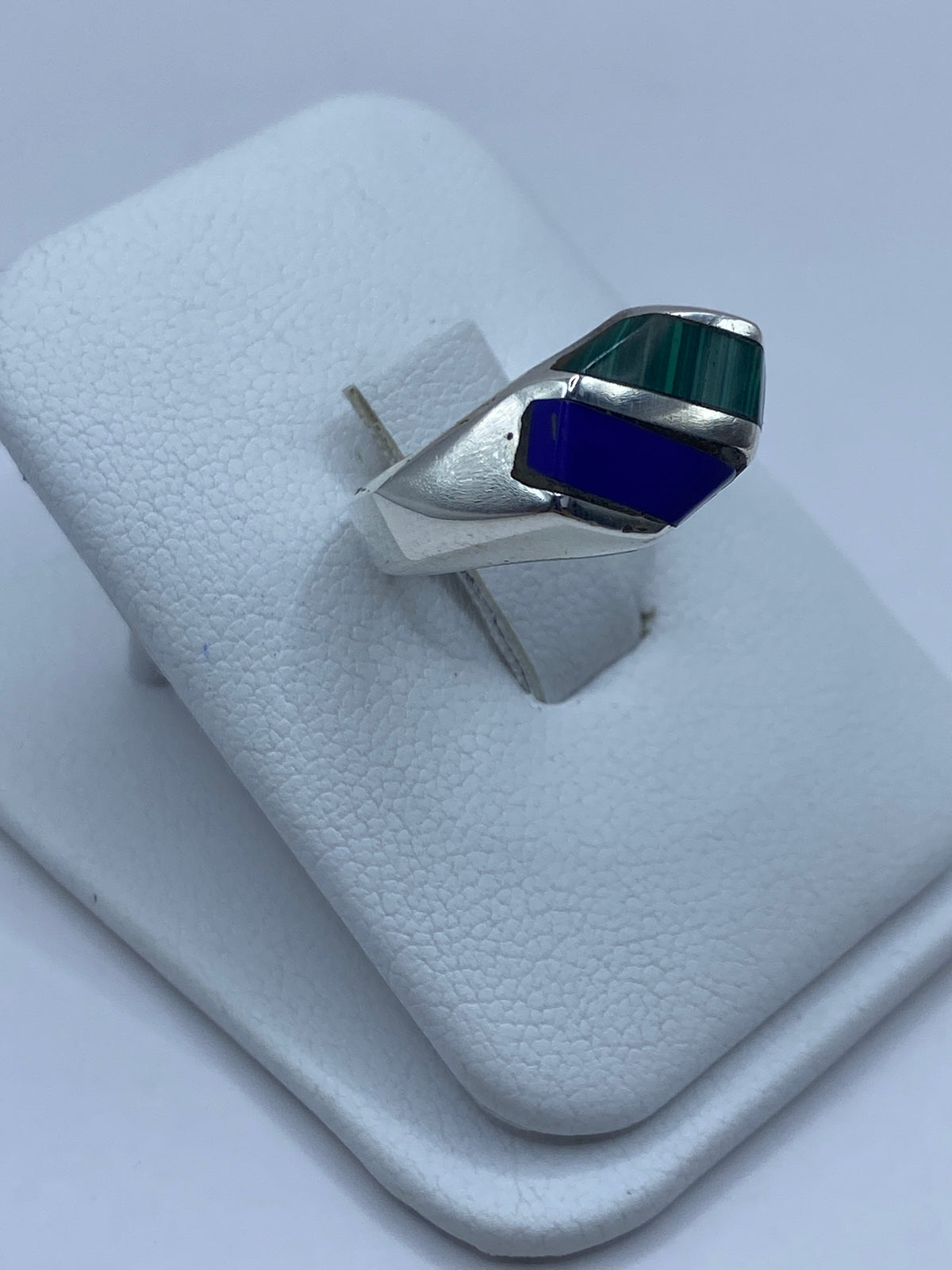 Anillo de malaquita en plata de Taxco en la mano, mostrando el veteado natural