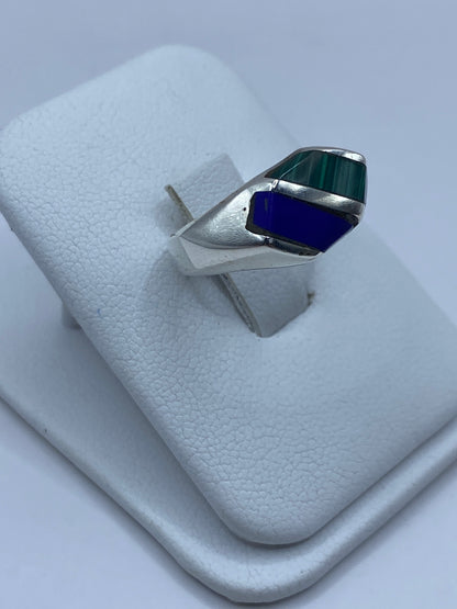 Anillo de malaquita en plata de Taxco en la mano, mostrando el veteado natural