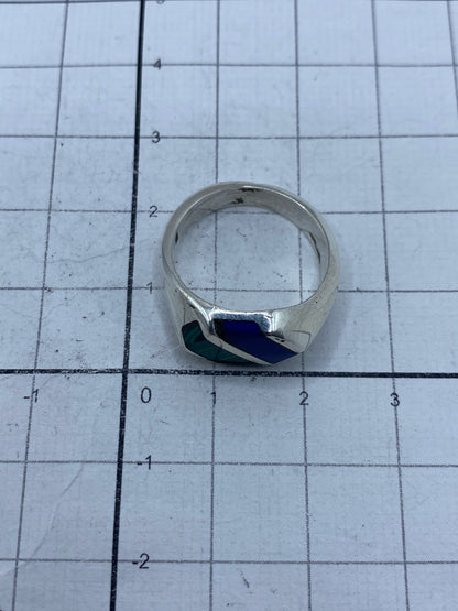 Anillo sobre fondo gris mostrando el Quinto 925 en el interior