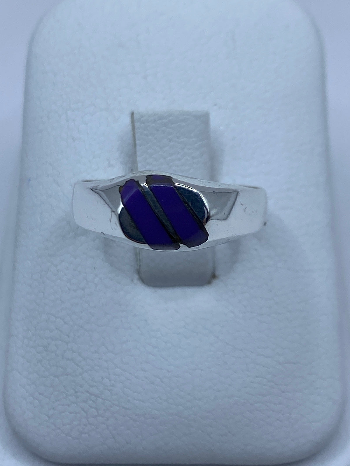 Anillo de plata con piedra morada engastada en talla 7