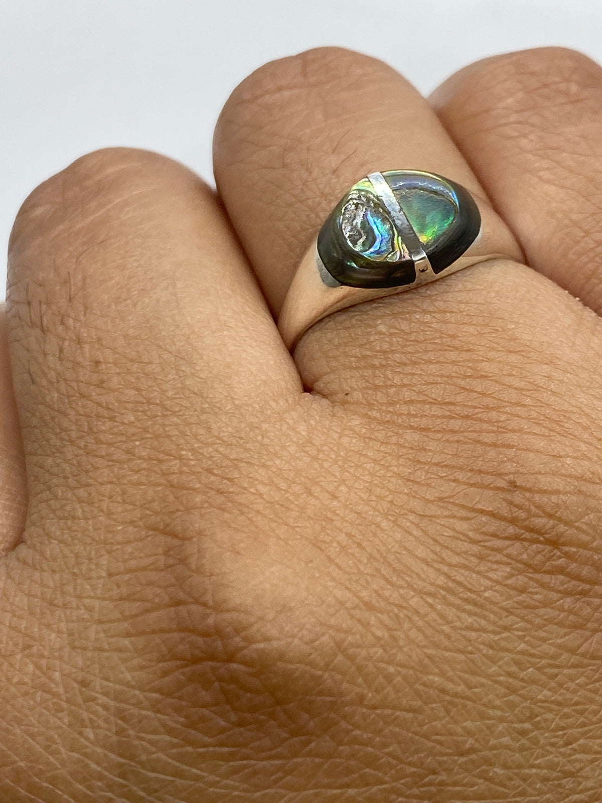 Anillo sobre fondo blanco con el Quinto 925 visible