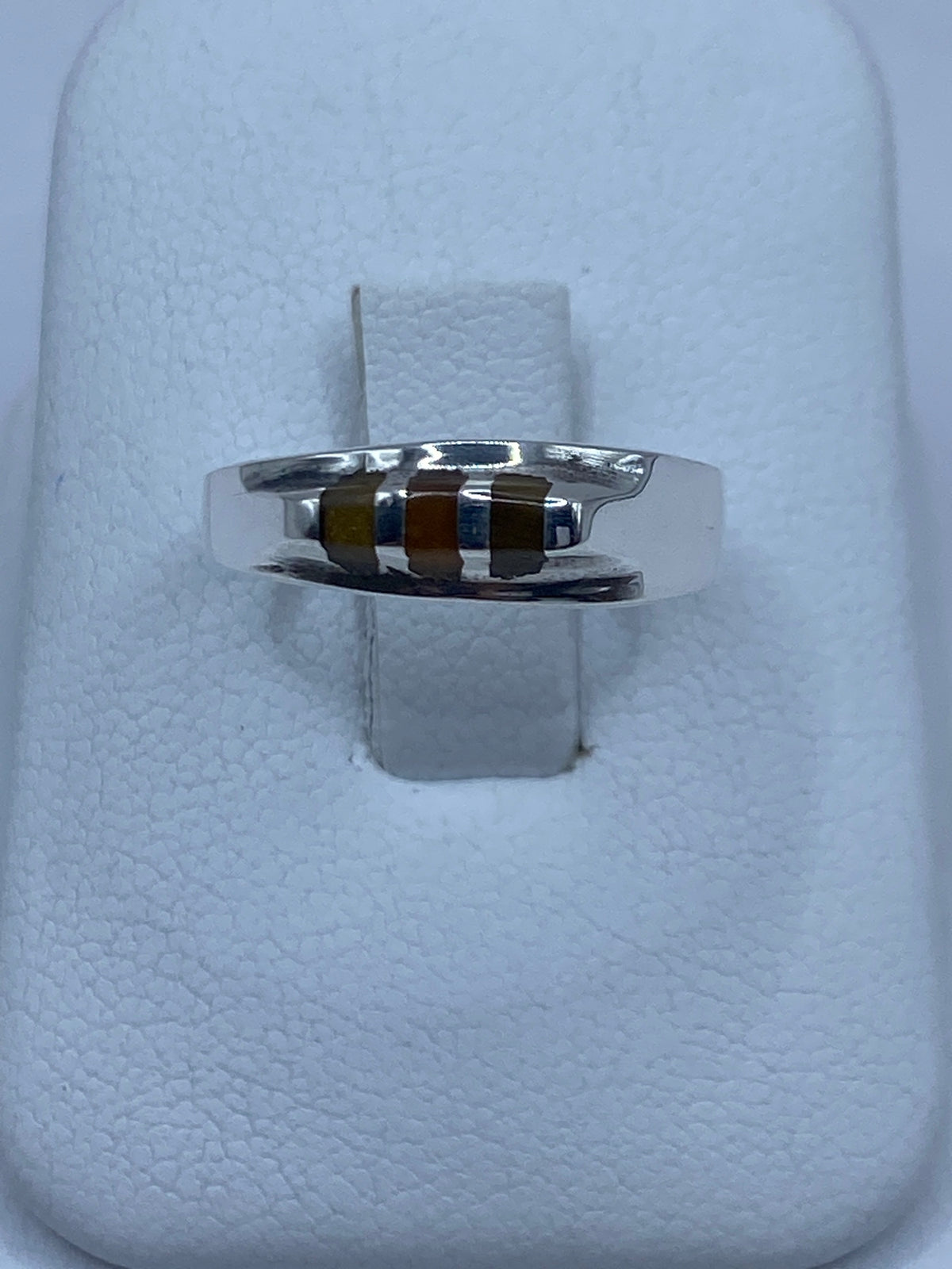 Anillo de plata 925 con piedra café engastada en banda delgada
