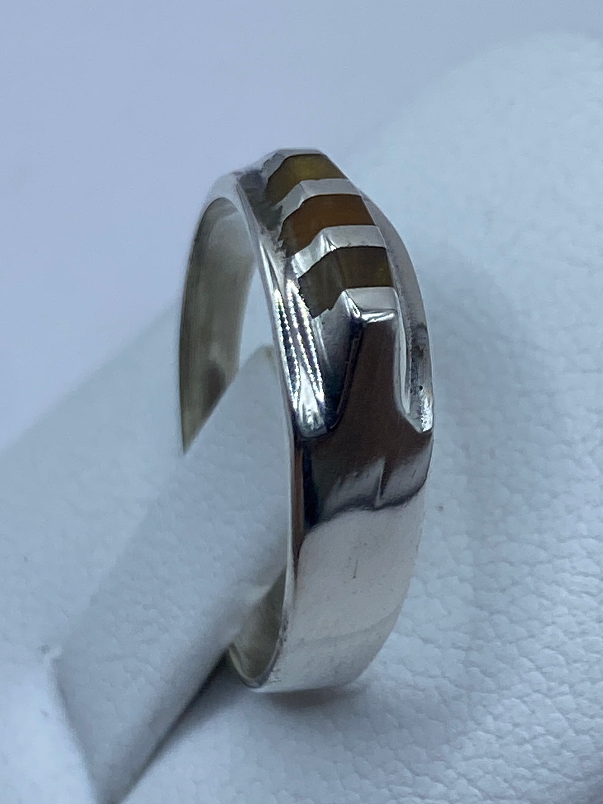 Anillo puesto en la mano, vista frontal con la piedra en foco