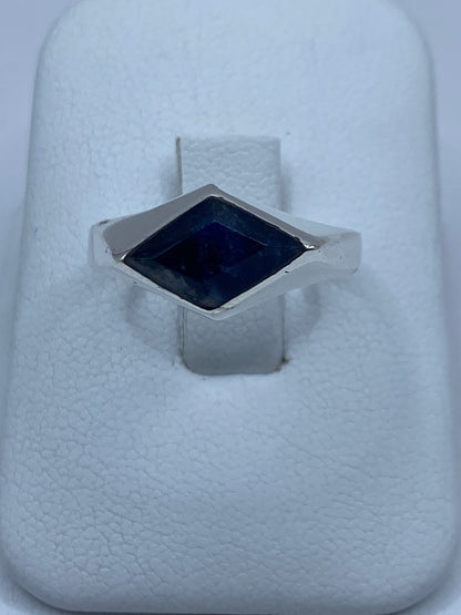 Anillo de plata con lapislázuli azul engastado en montura minimalista