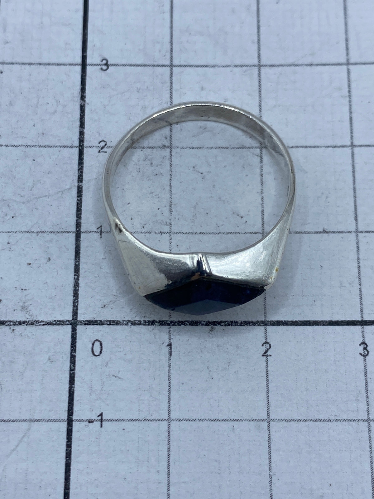 Anillo de perfil mostrando el Quinto 925 en la banda de plata